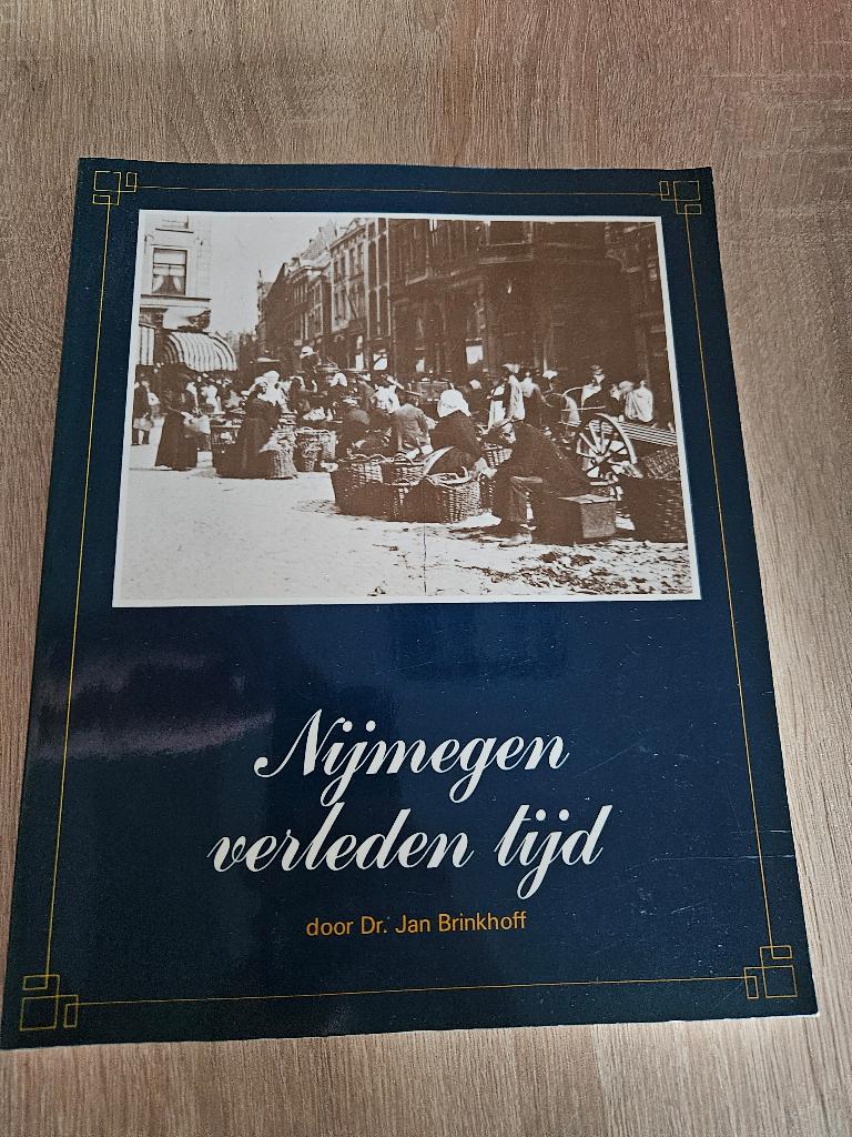 Boek Nijmegen verleden tijd, Verzenden, 20e eeuw of later, Zo goed als nieuw