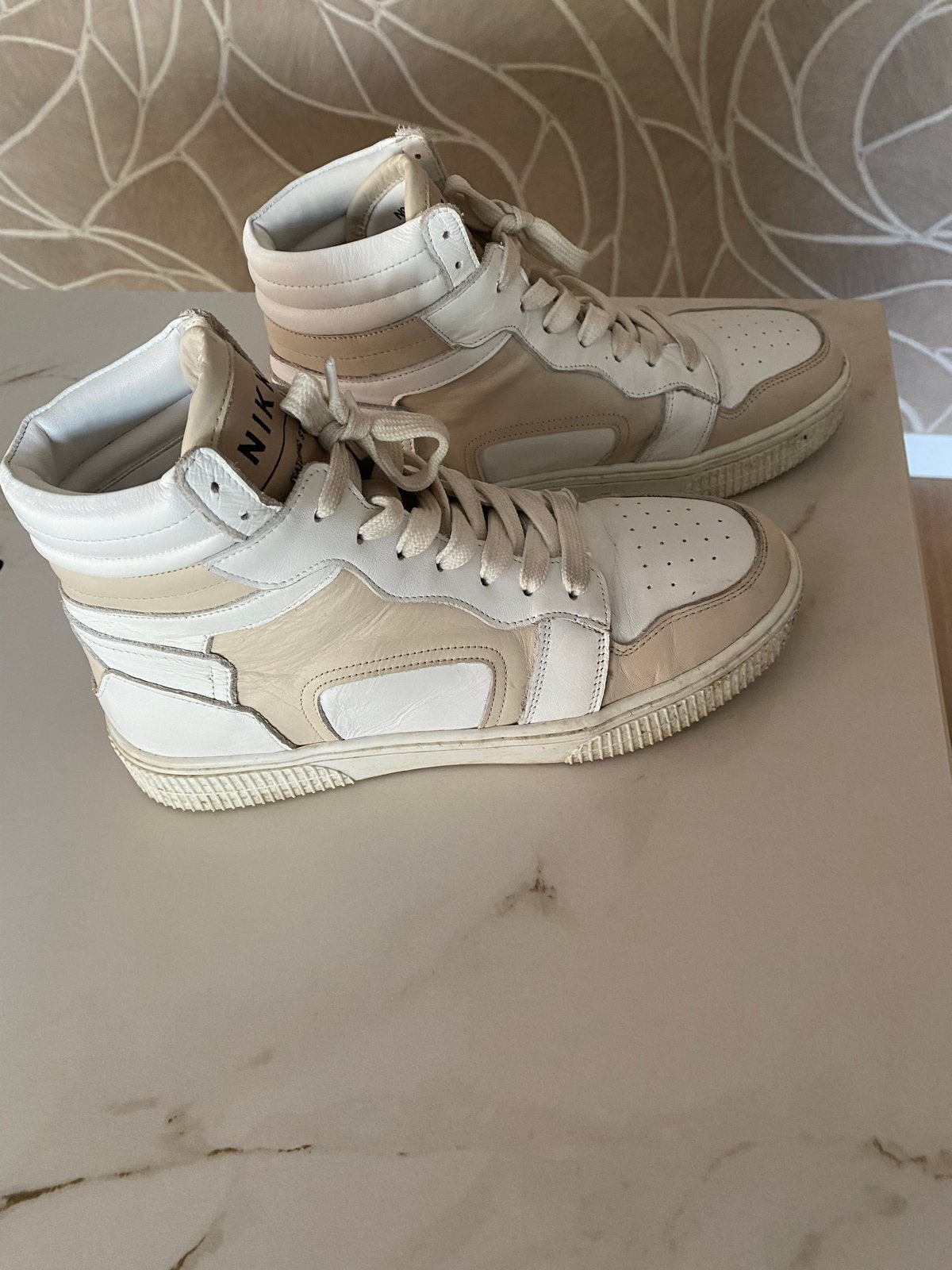 Nikkie hoge sneakers wit/beige - Maat 39, Kleding | Dames, Schoenen, Wit, Ophalen of Verzenden, Sneakers of Gympen, Zo goed als nieuw
