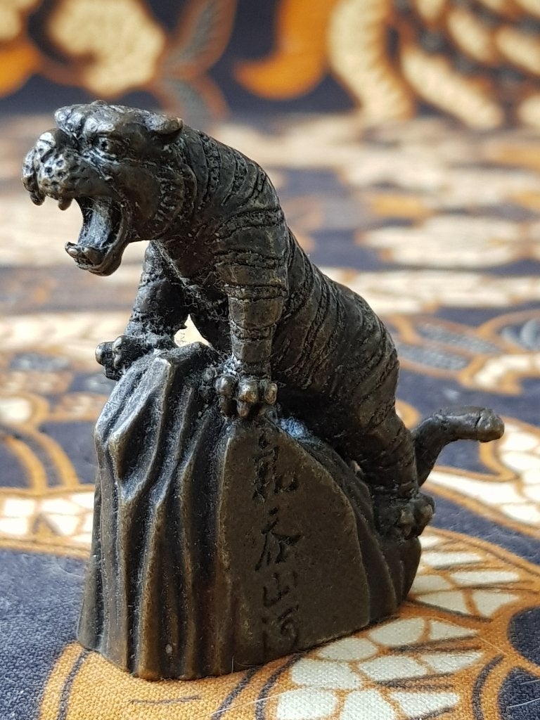 Mooi oud Chinees brons beeldje met een tijger 5,2 cm., Antiek en Kunst, Gemerkt, Ophalen of Verzenden, China, Brons