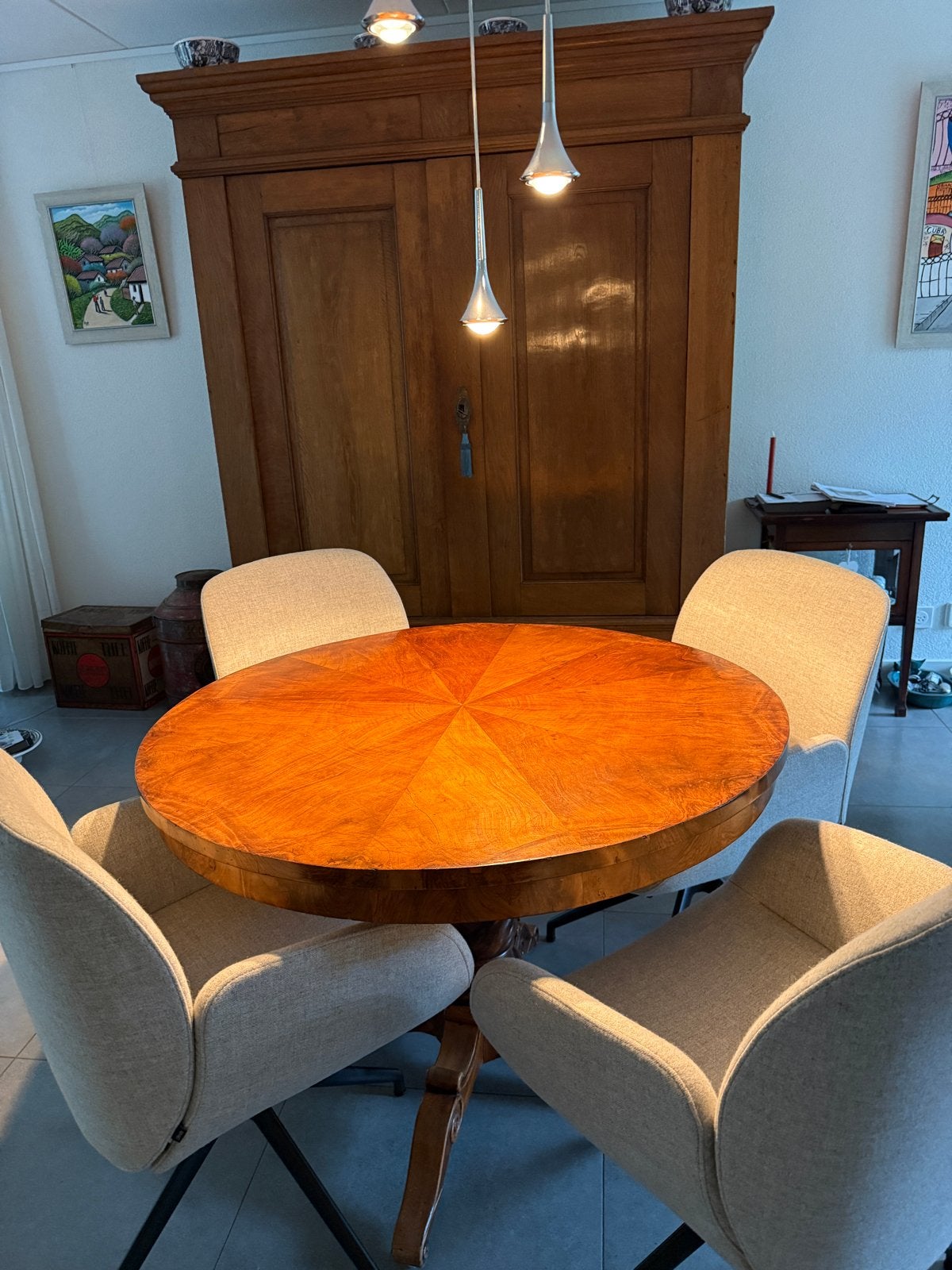 Antieke ronde tafel met gedraaide poot, Ophalen