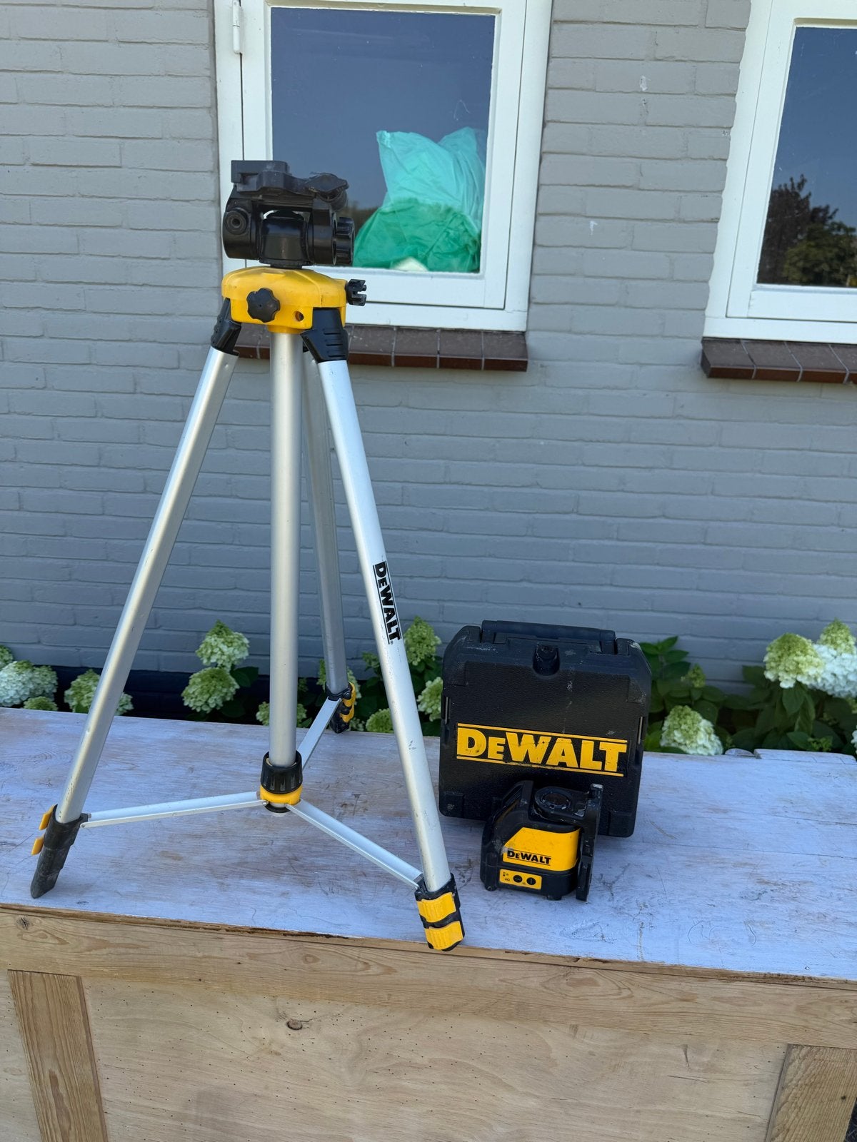 DeWalt DW088CG Kruislijn Laser Groen + DE0881T Statief, Ophalen of Verzenden, Zo goed als nieuw, Licht