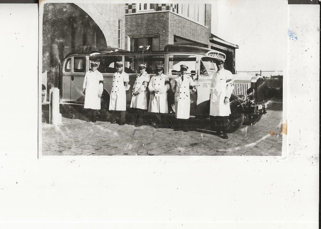 Wateringen Chauffeurs voor een VIOS-bus Fotokaart, Ophalen of Verzenden, 1920 tot 1940, Ongelopen, Zuid-Holland