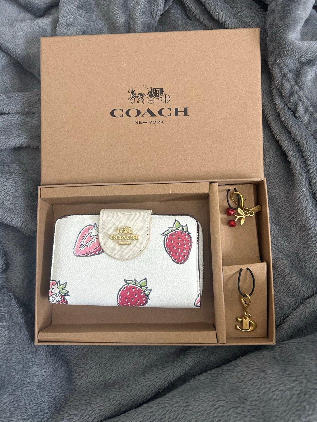 Coach portemonnee met aardbeienprint en bedels, Verzenden, Nieuw, Wit