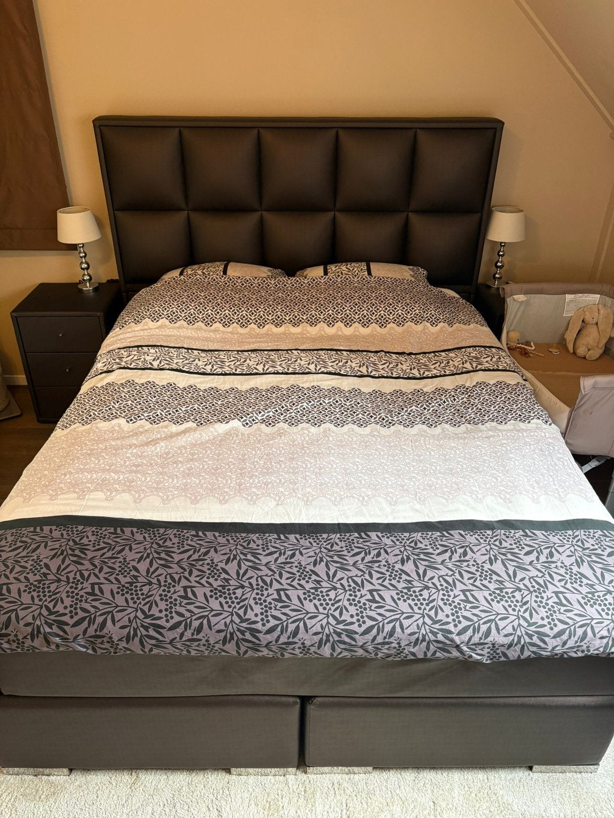 Bed/Boxspring te koop (inclusief nachtkastjes), Ophalen, Gebruikt, Bruin, Tweepersoons