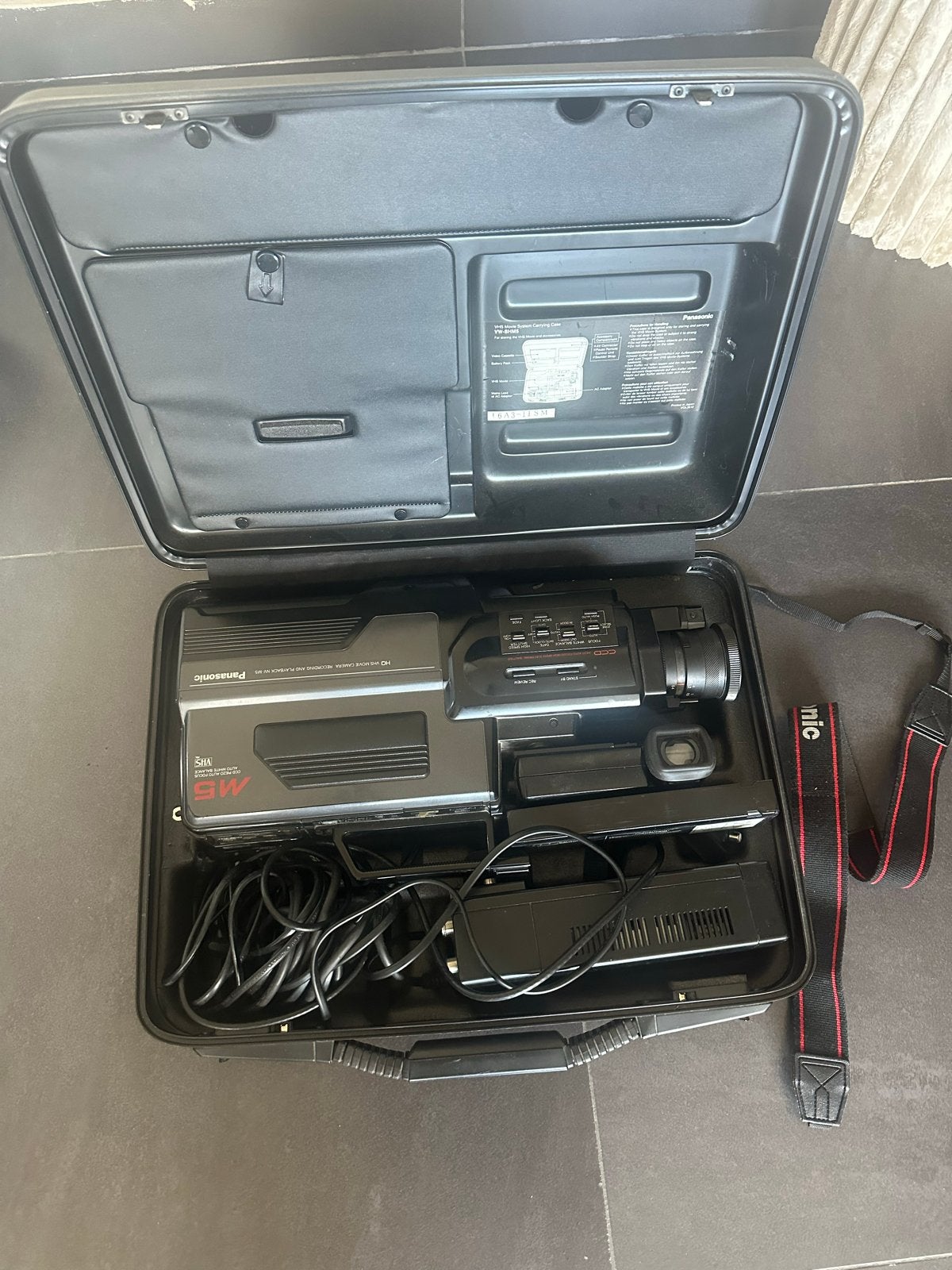 Vintage Panasonic VHS Movie Camera met Koffer - Niet Getest, Ophalen of Verzenden, VHS of SVHS, Camera