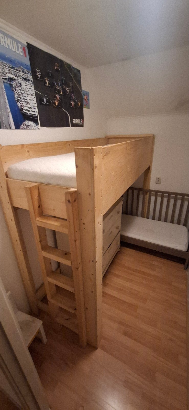 Stevig houten hoogslaper met ladder, Huis en Inrichting, Slaapkamer | Stapelbedden en Hoogslapers, Ophalen, Gebruikt, Hoogslaper