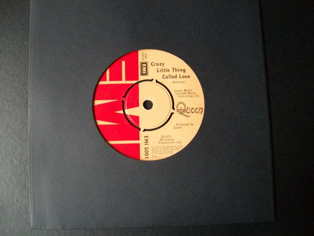 QUEEN met CRAZY LITTLE THING called LOVE (1979) nieuwstaat , Cd's en Dvd's, 7 inch, Zo goed als nieuw, Pop, Beschermende buitenhoes