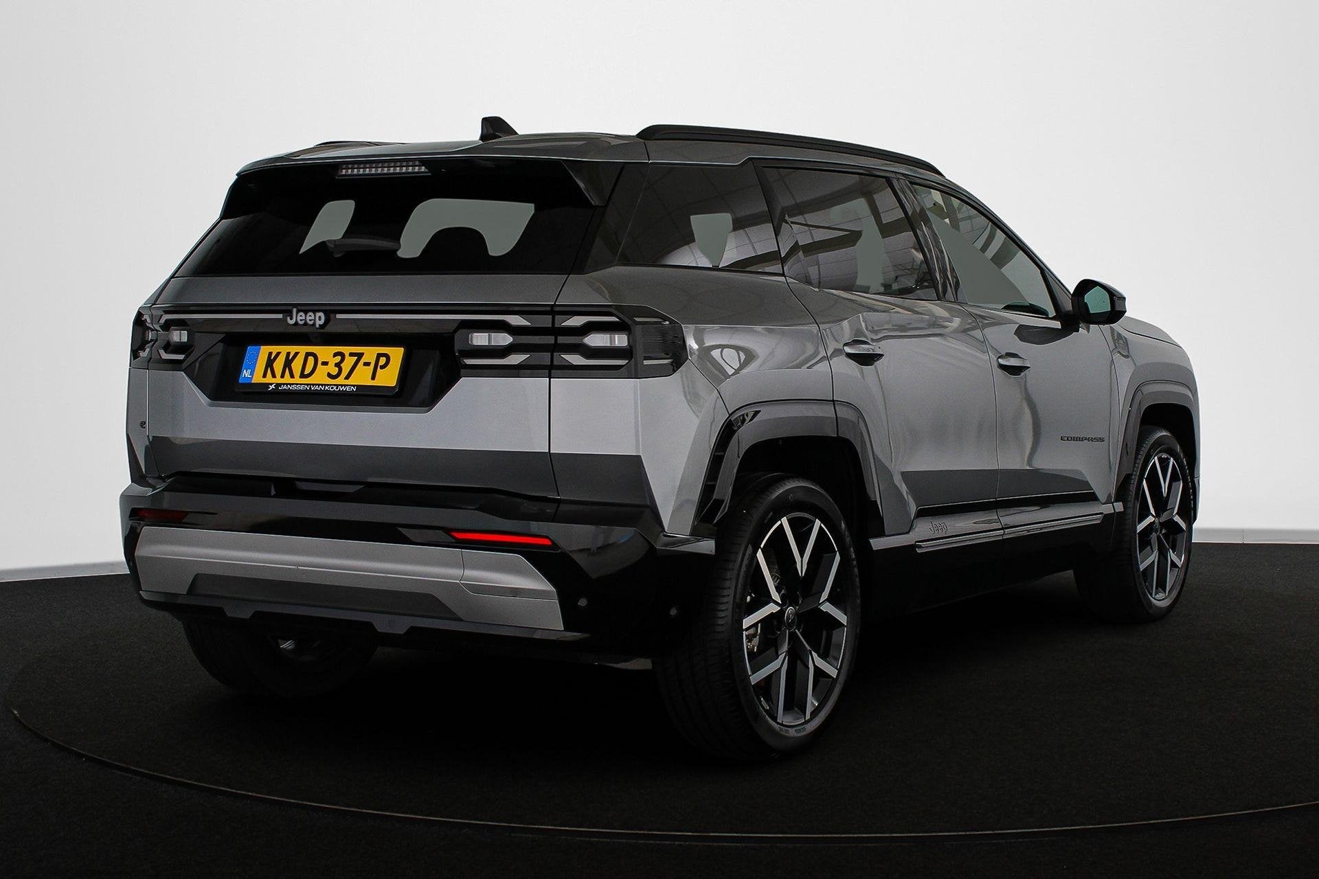 Jeep Compass First Edition 74 kWh Panoramadak 360 Camera Mas, Auto's, 213 pk, Automatische klimaatregeling, 31 min, Grijs