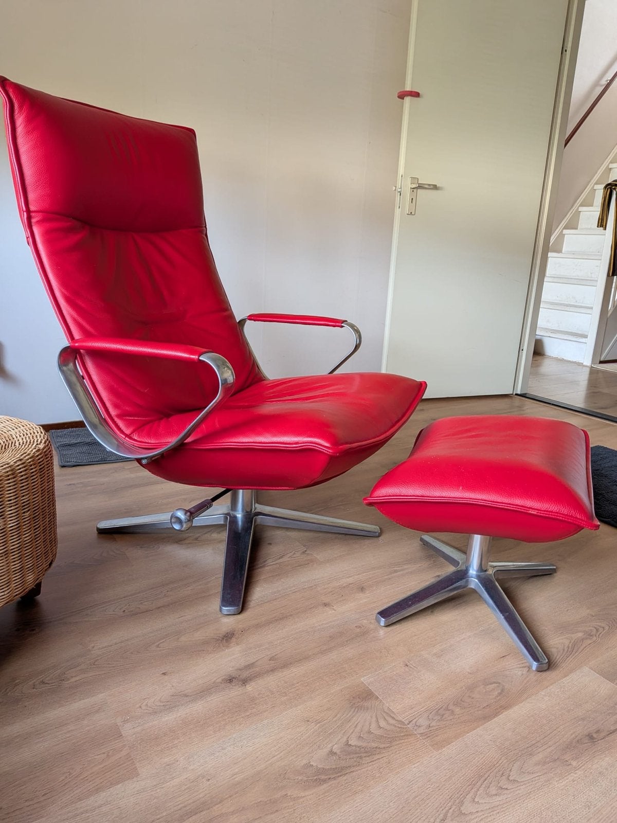 Rode leren fauteuil met voetenbank van v Till Alkmaar, Huis en Inrichting, Gebruikt, Ophalen of Verzenden, 50 tot 75 cm, Leer