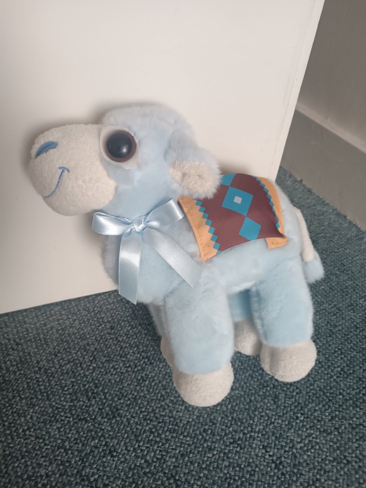 Schattige blauwe kameel knuffel met zadel en strik, Overige merken, Overige karakters, Overige typen, Blauw