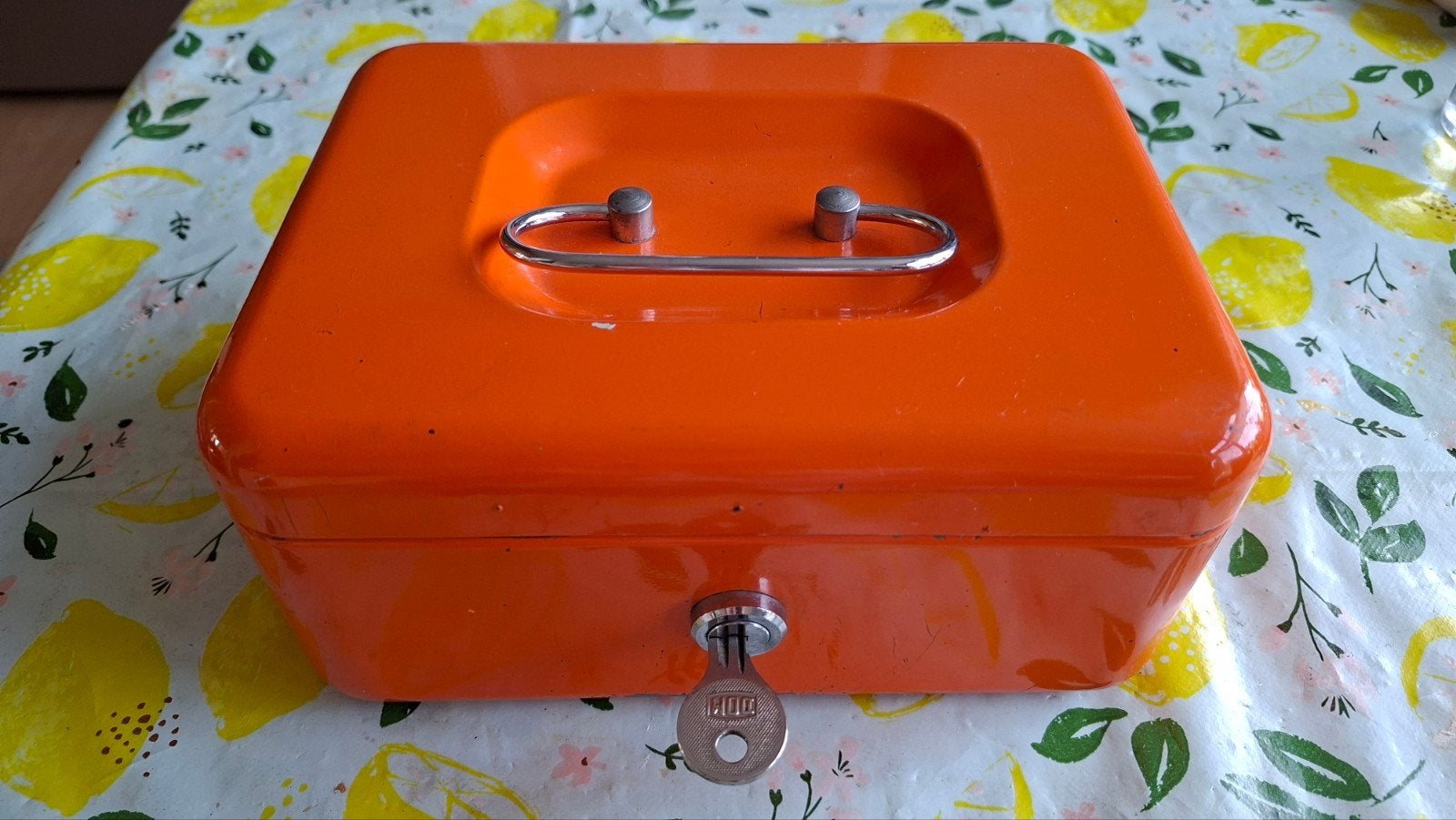 Vintage oranje metalen geldkistje met sleutel, Ophalen of Verzenden