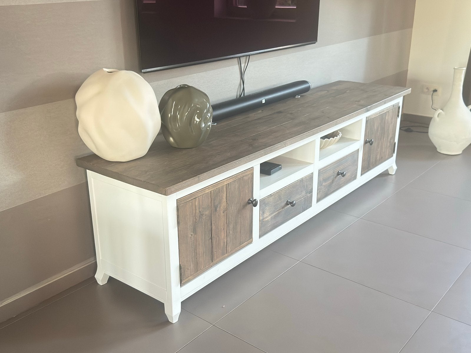Foto 4 van Prachtige landelijke TV-kast – wit met walnootkleurig hout
