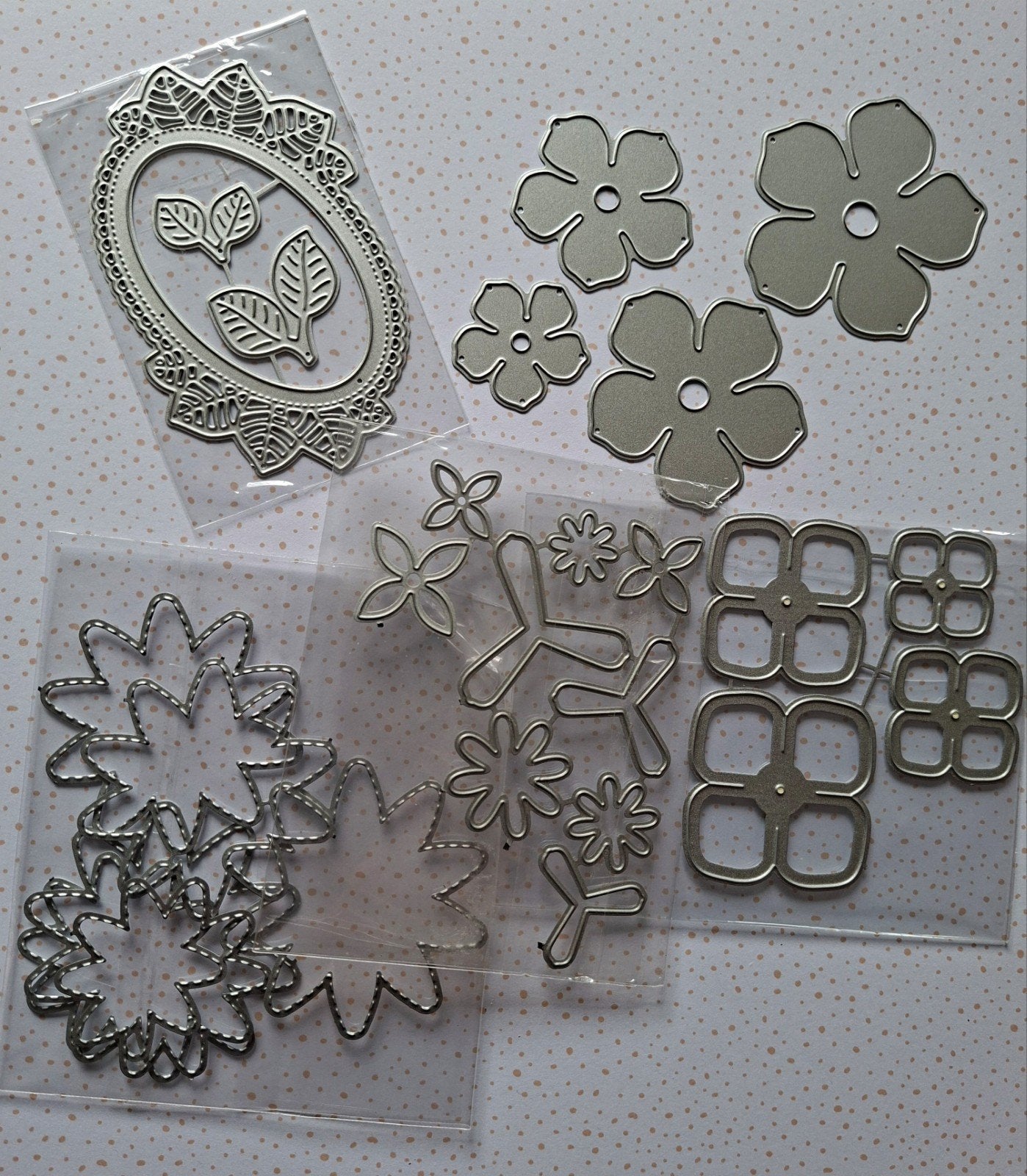 Snijmallen stans embossing set - Diverse bloemen en vormen, Geschikt voor snijden, Gereedschap of Toebehoren, Zo goed als nieuw