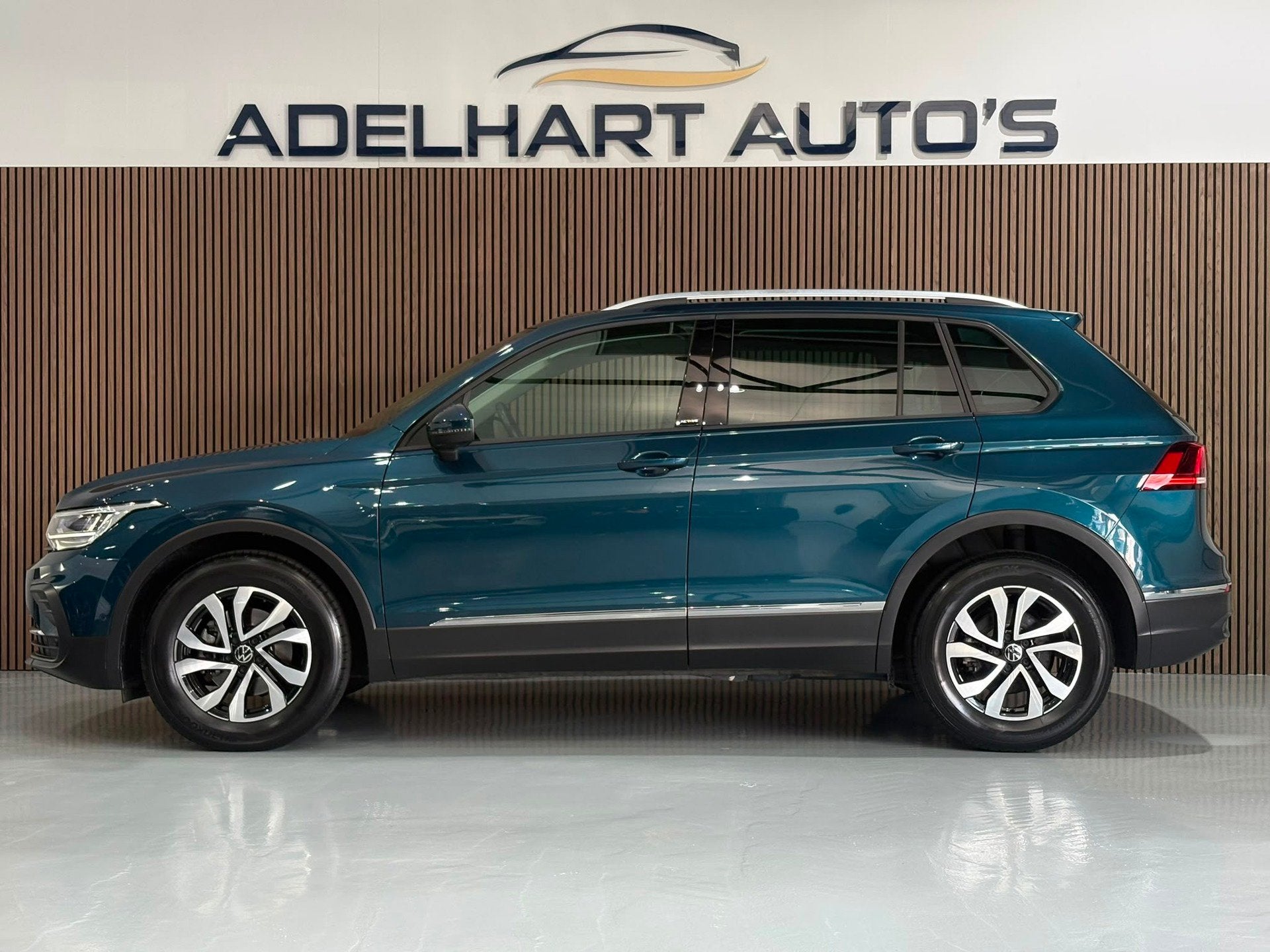 Volkswagen Tiguan 1.5 TSI Elegance Automaat / Navigatie full, 15 km/l, 4 cilinders, 150 pk, Blauw