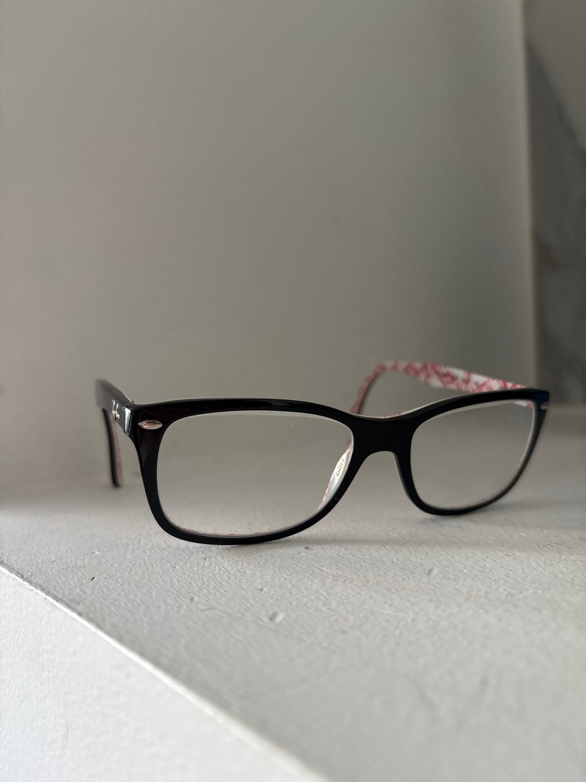 Stijlvolle Ray-Ban Leesbril - Zwart met Rood/Wit Detail, Ophalen, Zwart, Zo goed als nieuw, Leesbril