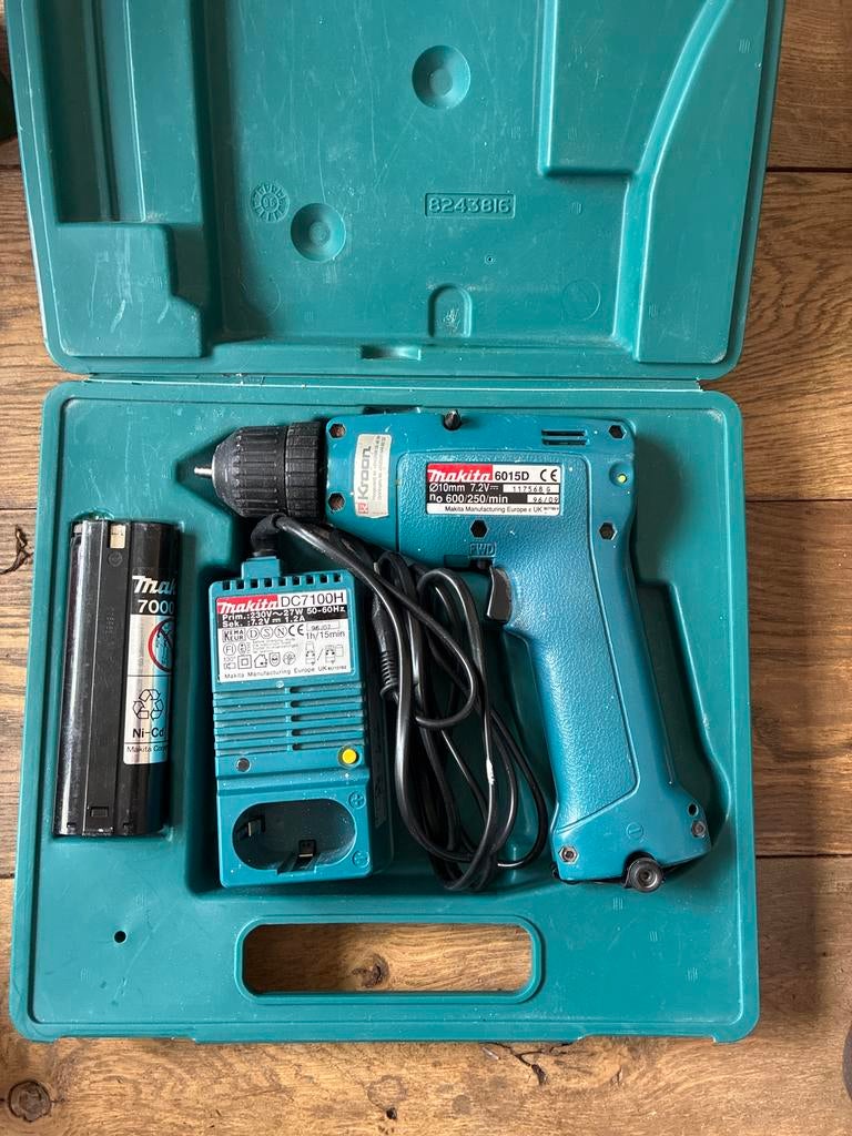 Makita 6015D Boor- en Schroefmachine met lader en accu, Ophalen, Gebruikt, Minder dan 400 watt, Boor- en Schroefmachine