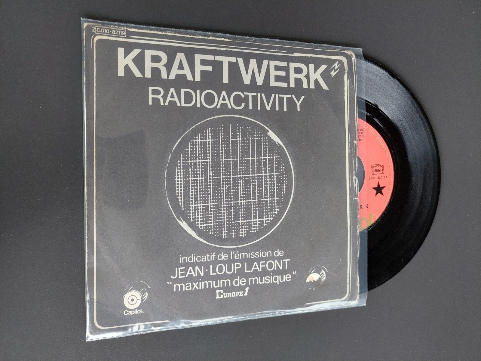kraftwerk radioactivity, Ophalen of Verzenden, Gebruikt, 7 inch