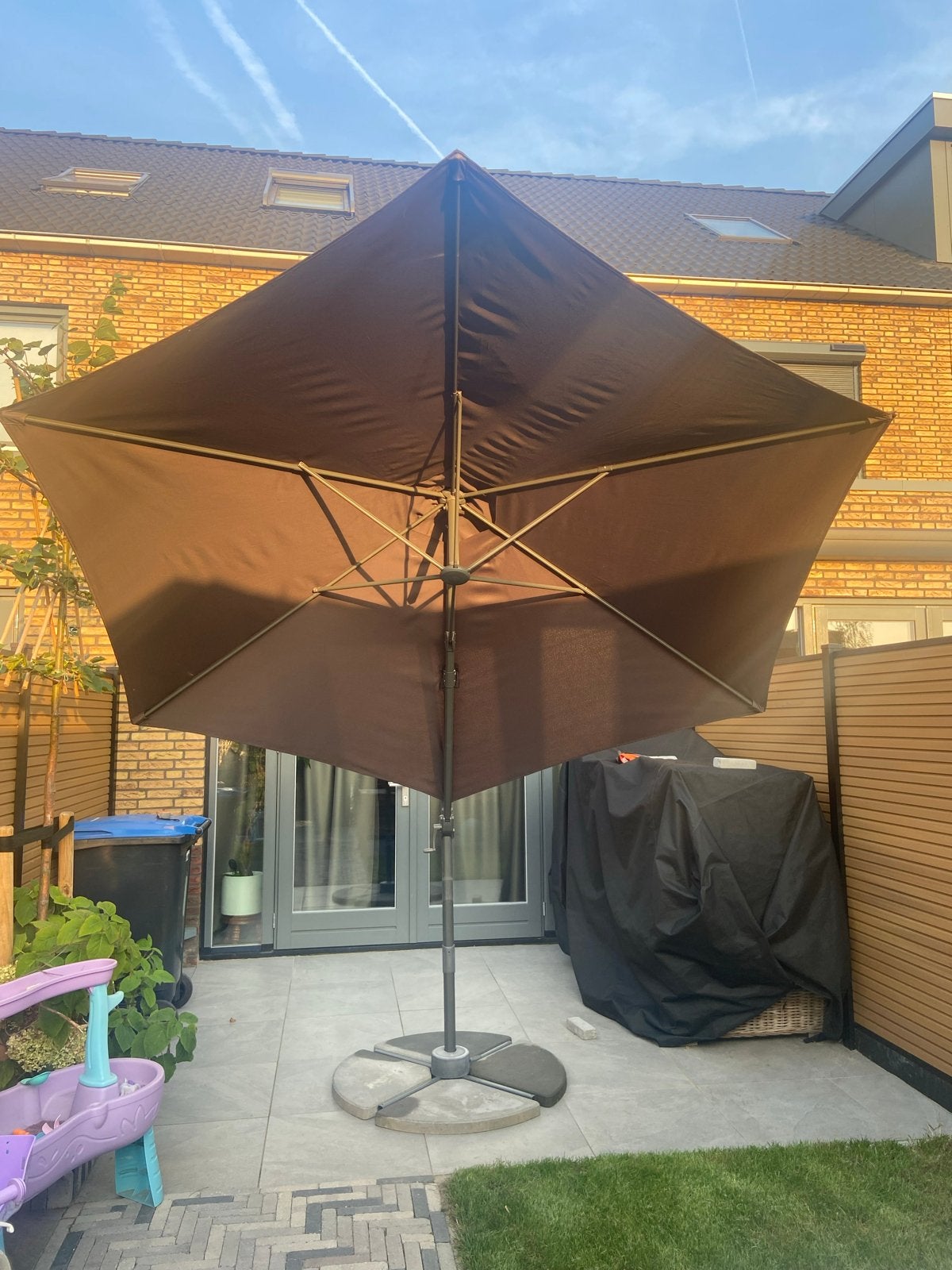 Foto 3 van Grote zweefparasol met voet