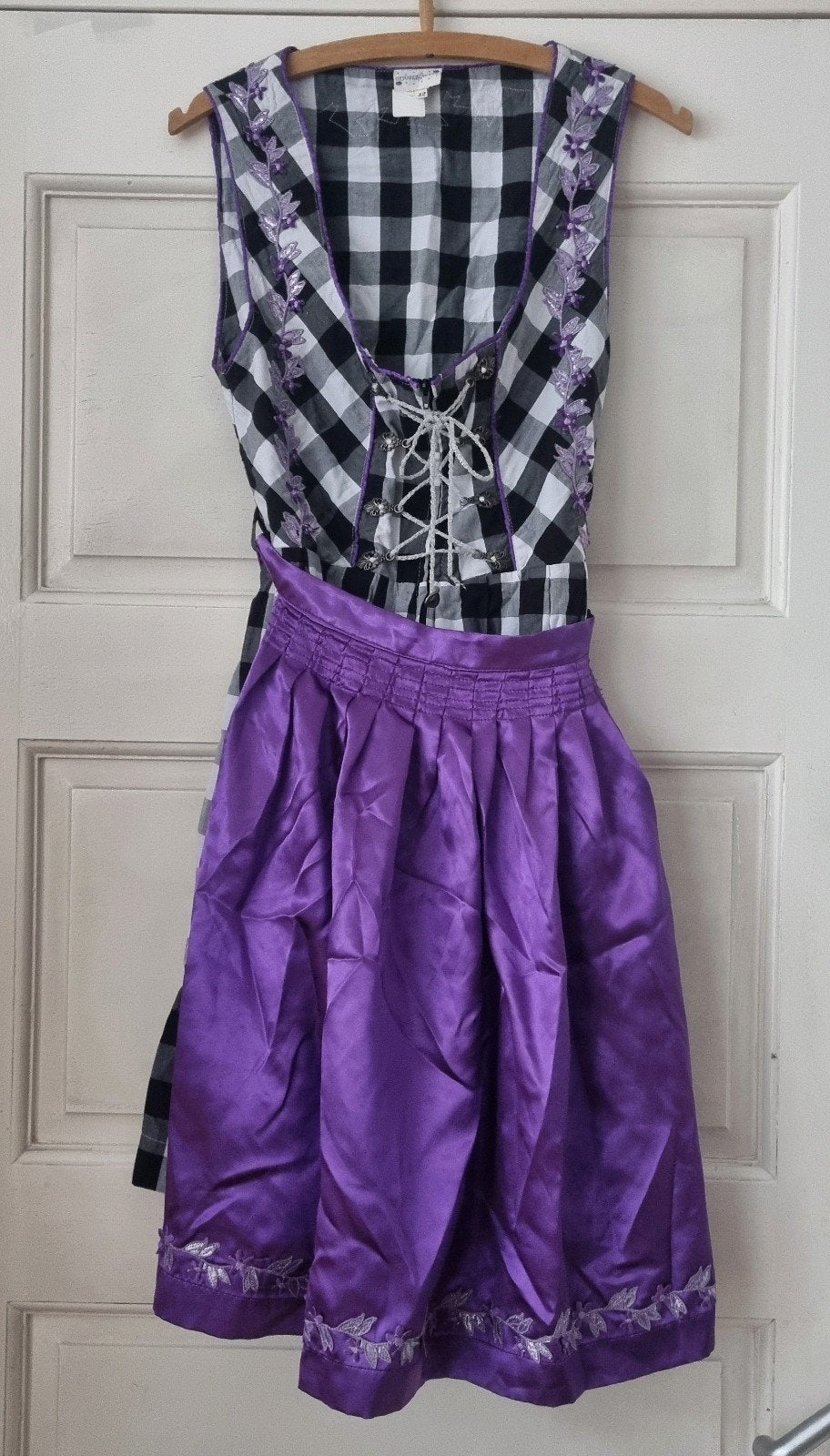 Zwarte Dirndl met Paars Schort - Oktoberfest Maat 42, Maat 42/44 (L), Ophalen of Verzenden, Kleding, Overige thema's