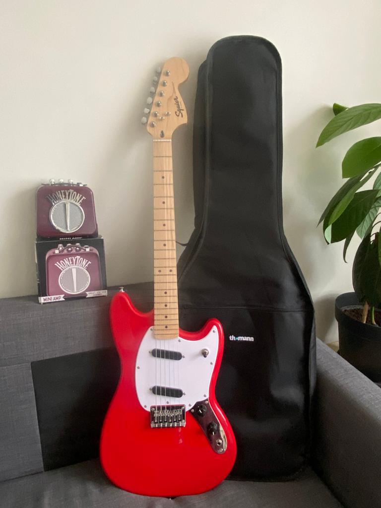 Squire Sonic Mustang Torino Red MN + accessories, Muziek en Instrumenten, Ophalen, Zo goed als nieuw, Solid body, Overige merken