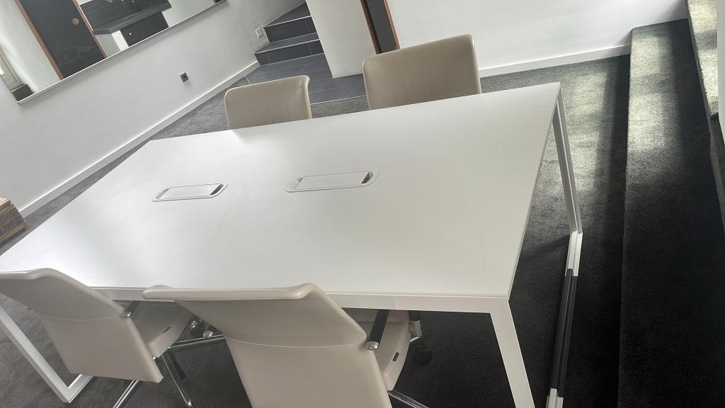 Kantoor inboedel, bureau en kantoorstoelen Permasa en Brune, Gebruikt, 120 cm, Kabelgoot, Ophalen of Verzenden