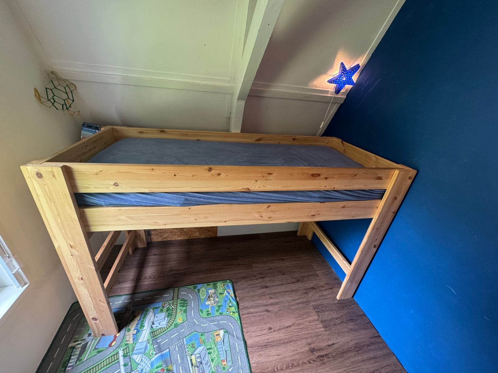 Hoogslaper massief hout 80x200 / 130cm hoog, Kinderen en Baby's, Kinderkamer | Stapelbedden en Hoogslapers, Ophalen, Zo goed als nieuw