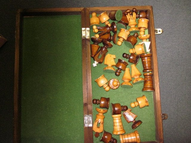 schaakbord sjiek met fraaie houten stukken, Een of twee spelers, Ophalen of Verzenden, Zo goed als nieuw