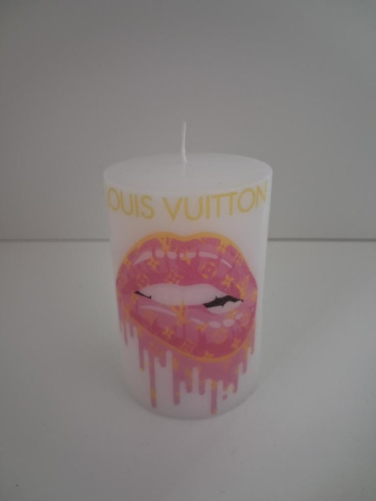 Louis Vuitton kaars met lippen design, Huis en Inrichting, Woonaccessoires | Kandelaars en Kaarsen, Overige materialen, Overige kleuren