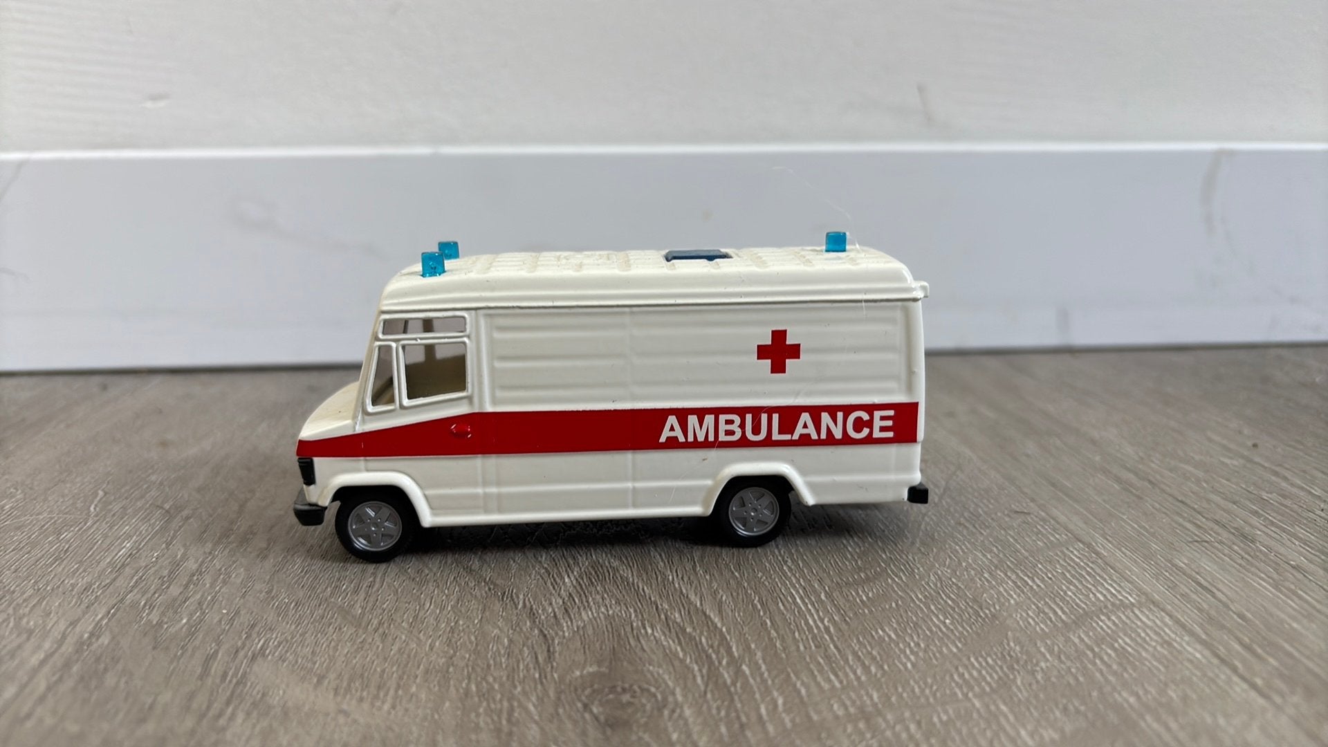 Mercedes Benz 809D ambulance, Ophalen of Verzenden, Zo goed als nieuw, Auto