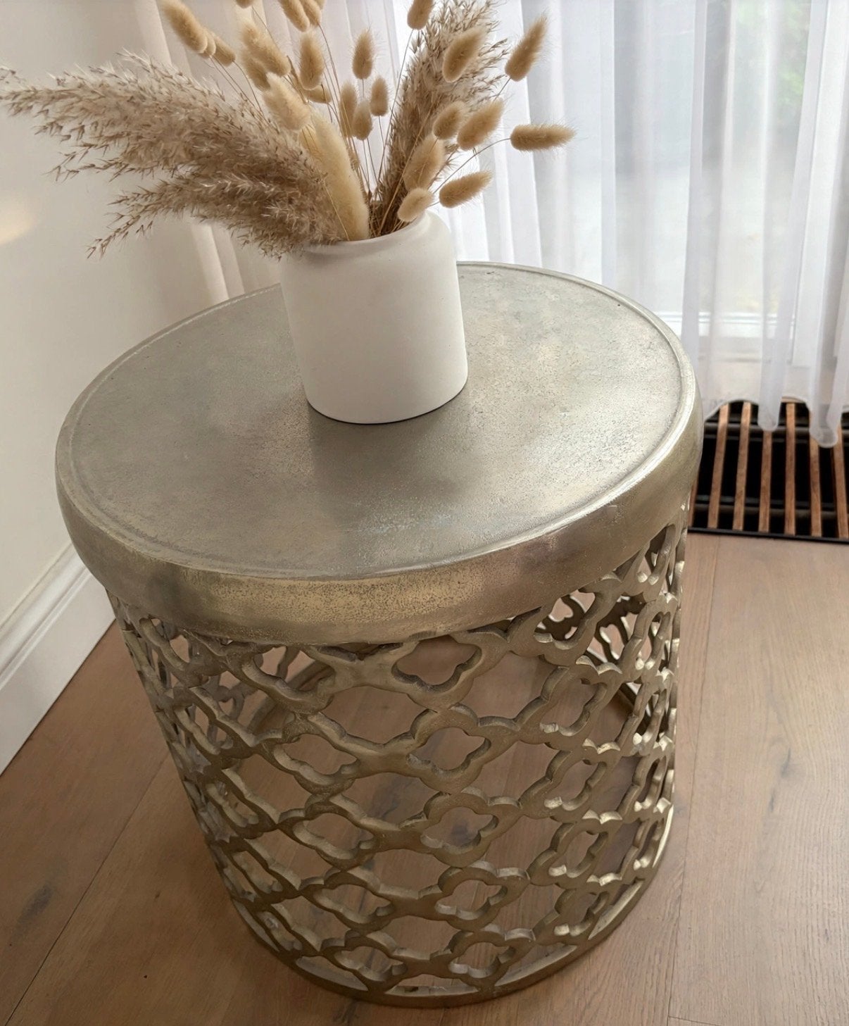 Stijlvol rond bijzettafeltje met opengewerkt design, Minder dan 55 cm, Gebruikt, Metaal of Aluminium, Rond