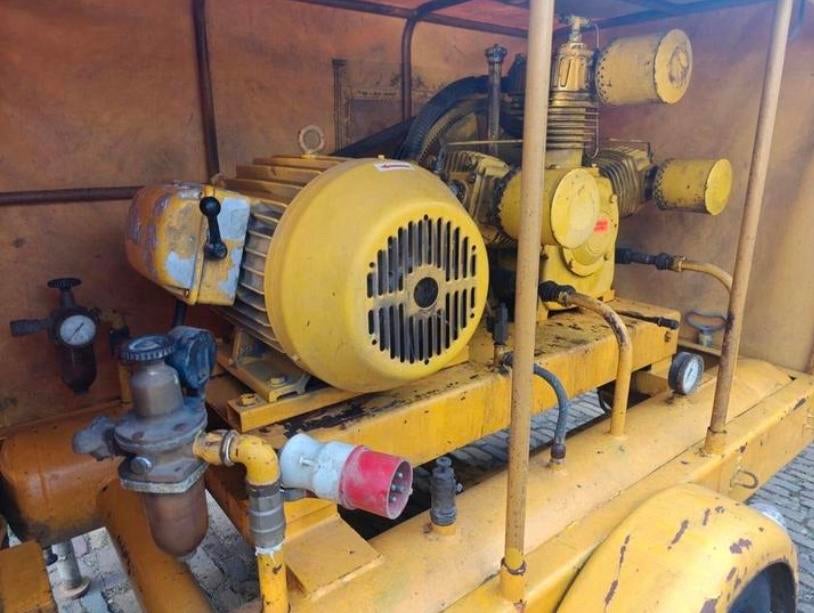 Mobiele compressor 3 Fase op aanhanger - Gebruikt, Ophalen, Gebruikt, 400 tot 800 liter/min, Mobiel