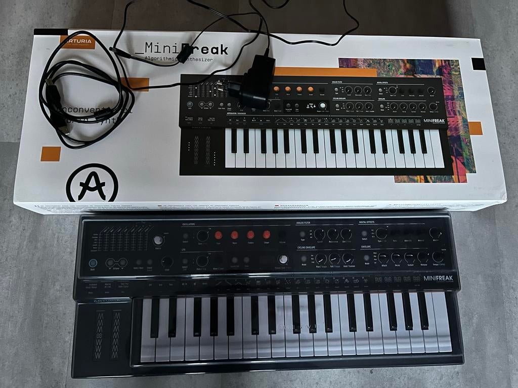 Arturia MiniFreak Synthesizer met Decksaver, Muziek en Instrumenten, Synthesizers, Overige merken, Zo goed als nieuw, Met midi-aansluiting