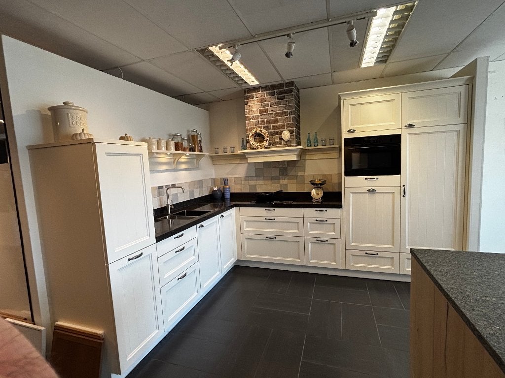 Keuken hoekopstelling L-keuken, Ophalen, Hoekkeuken, Zo goed als nieuw, Crème