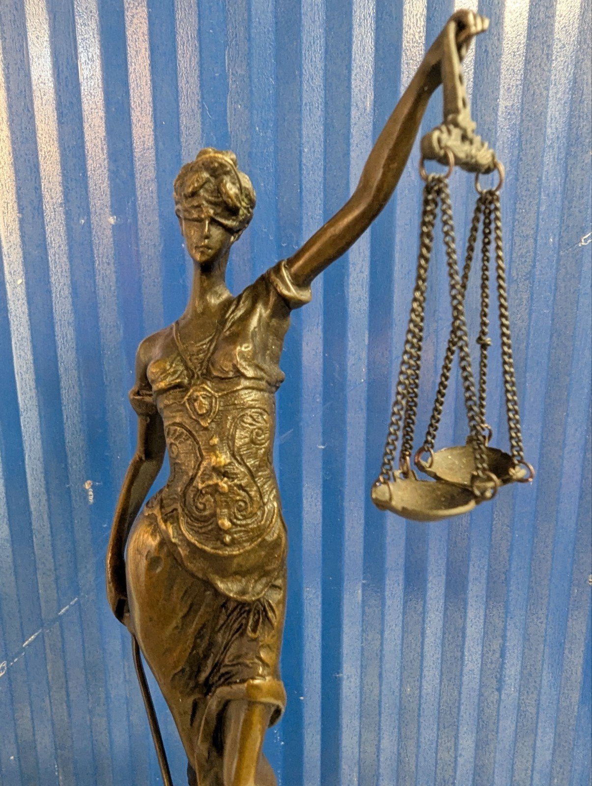 Bronzen beeld Vrouwe Justitia op marmeren sokkel, Antiek en Kunst, Ophalen of Verzenden, Brons, 20 - 50 cm, Beeld
