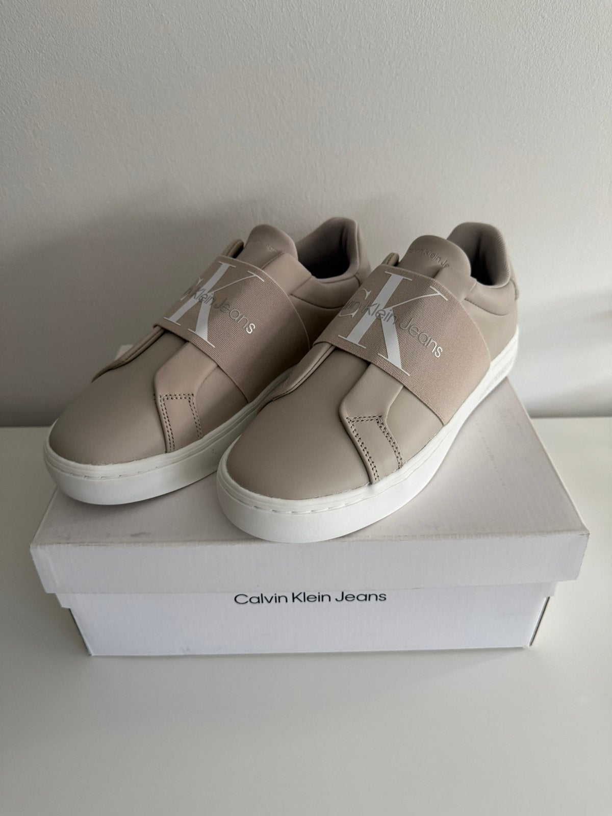 Calvin Klein Sneakers, Beige, Nieuw, Ophalen of Verzenden, Sneakers of Gympen