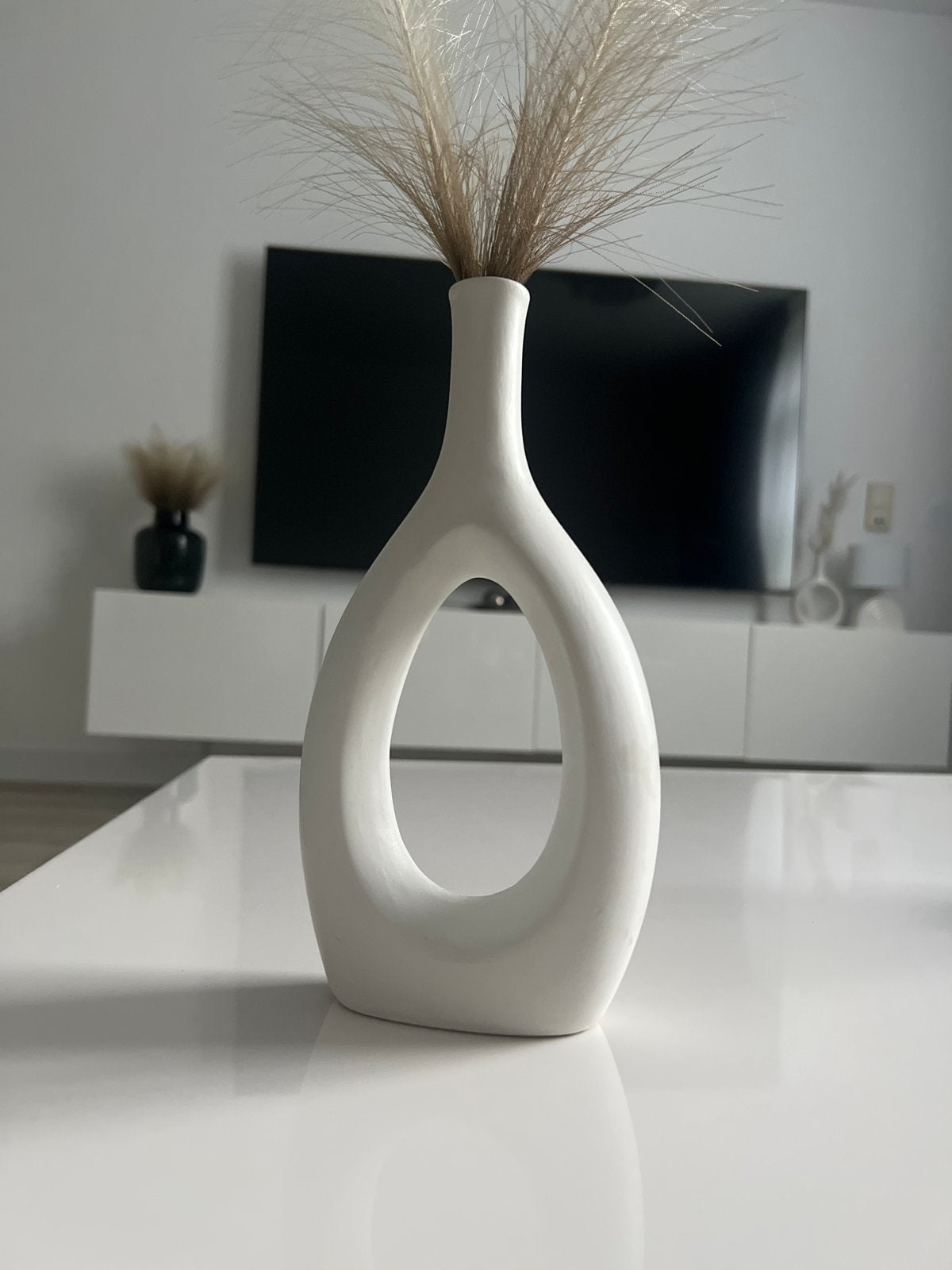 Moderne witte vaas met uniek design, Wit, Ophalen of Verzenden, Zo goed als nieuw, Geschikt voor droogbloemen