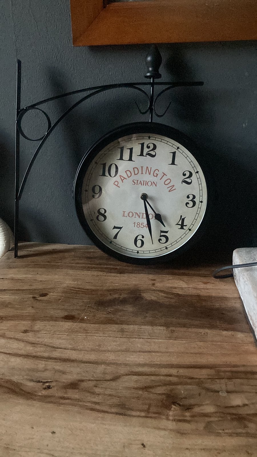 Mooie station klok, Huis en Inrichting, Woonaccessoires | Klokken, Ophalen of Verzenden, Zo goed als nieuw, Wandklok