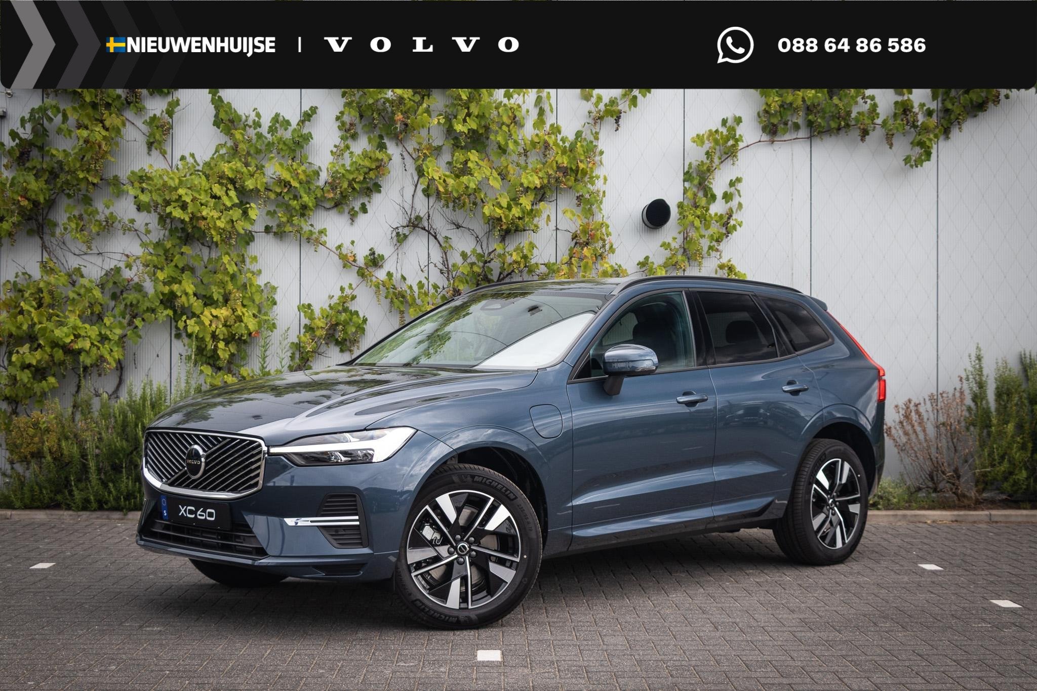 Volvo XC60 T6 Plug-in hybrid AWD Essential | Gratis Trekhaak, Auto's, Automaat, 12 maanden, 4 cilinders, Blauw