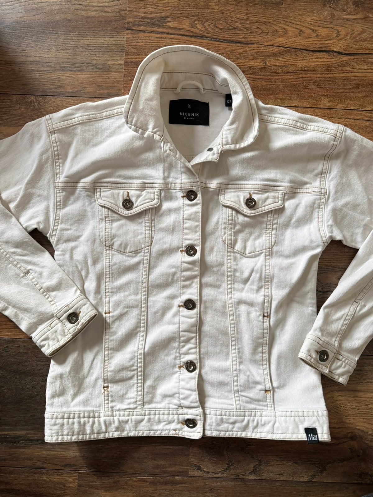 Nik & Nik wit spijkerjasje in maat 12 / 152., Kinderen en Baby's, Kinderkleding | Maat 152, Ophalen of Verzenden, Zo goed als nieuw