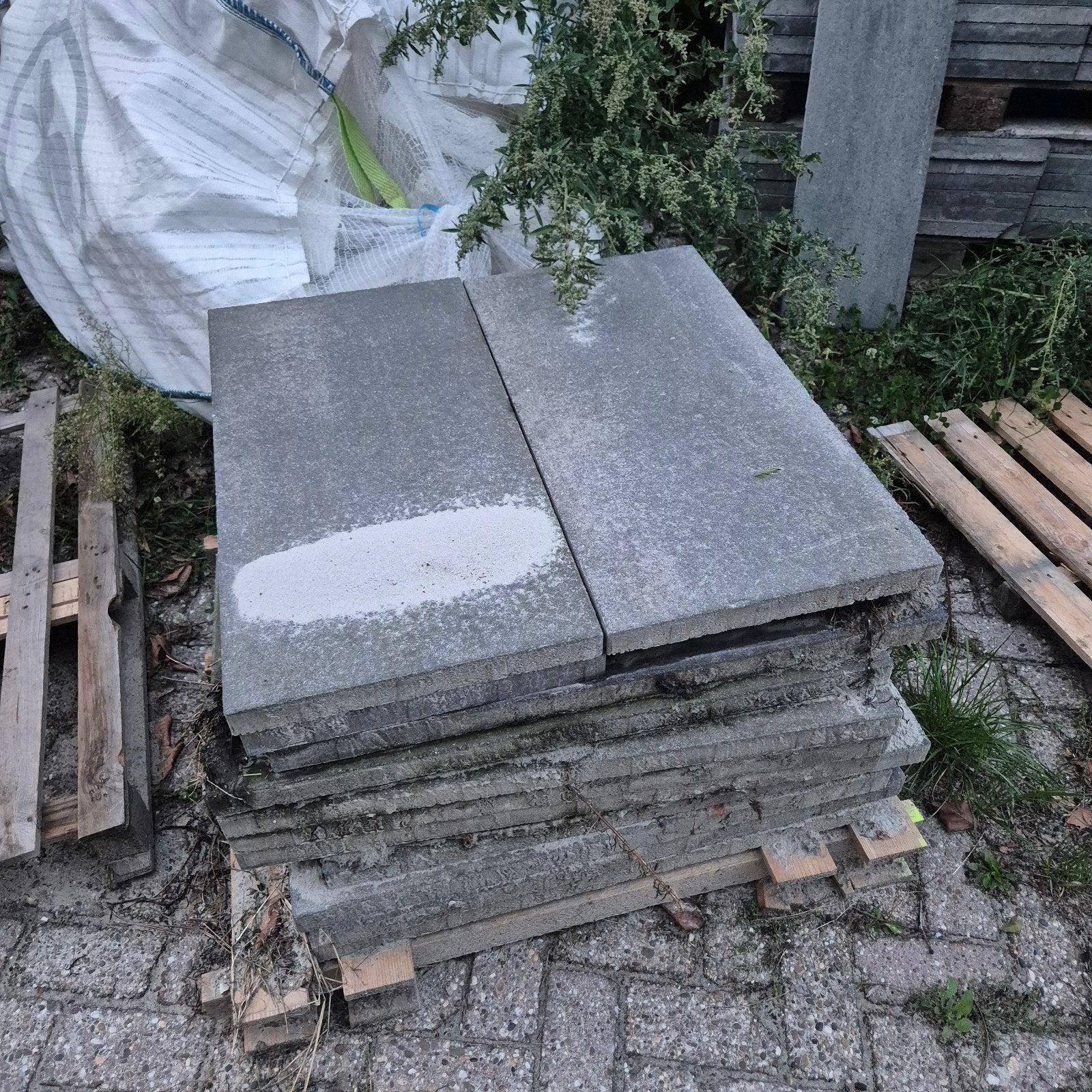 100m2 gebruikte terrastegels grijs 40x80x4cm, 5 jaar oud, Gebruikt, Ophalen of Verzenden, 10 m² of meer, Beton