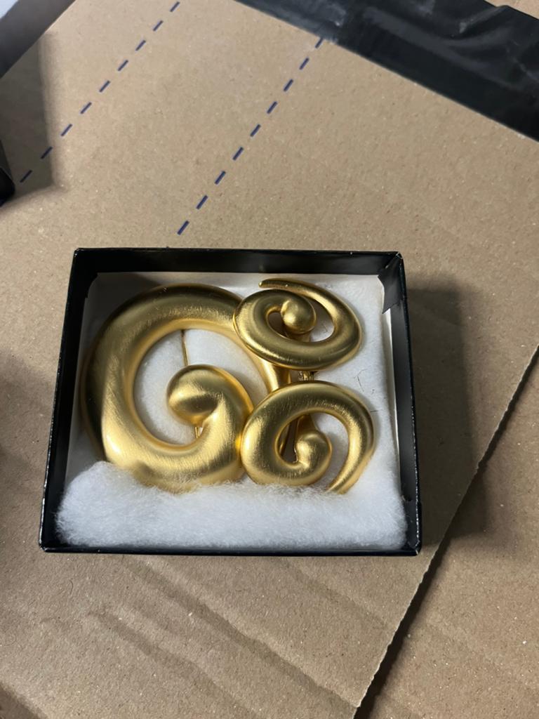 Vintage Monet mat goud swirl broche en klem-oorbellen set, Minder dan 4 cm, Nieuw, Ophalen of Verzenden, Goud
