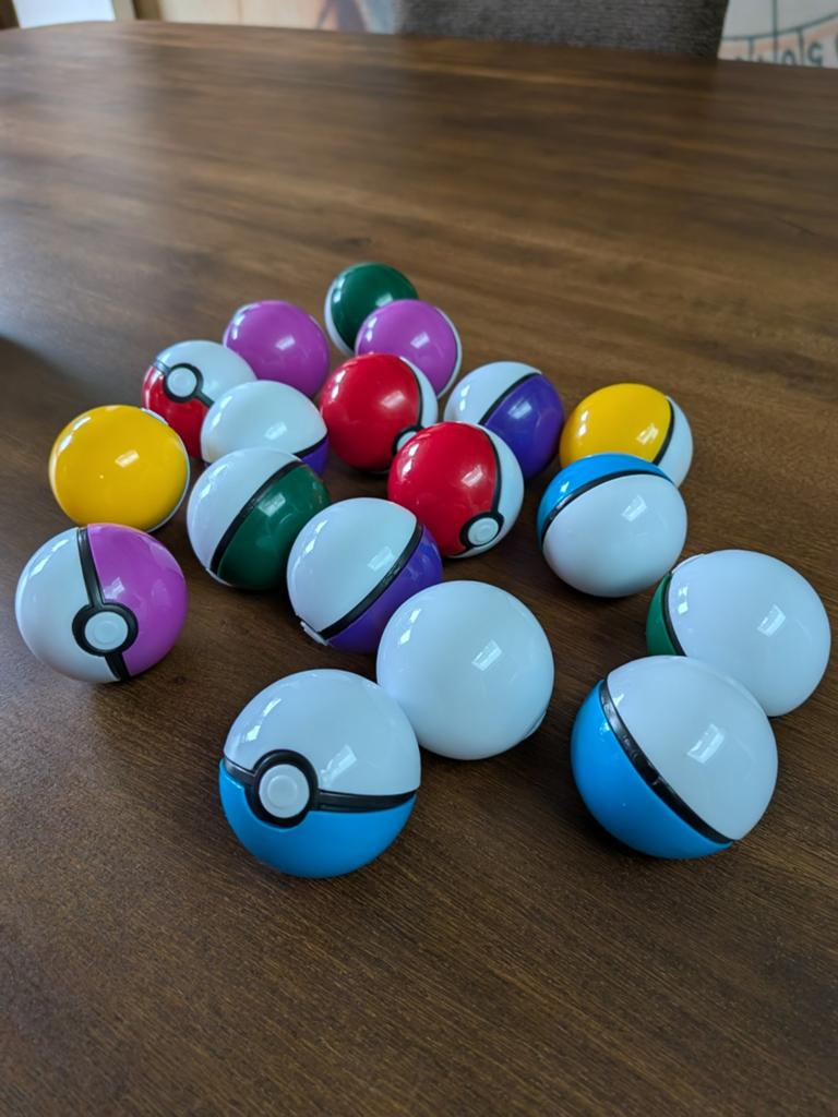 18 balletjes met pokemonfiguren, Ophalen of Verzenden