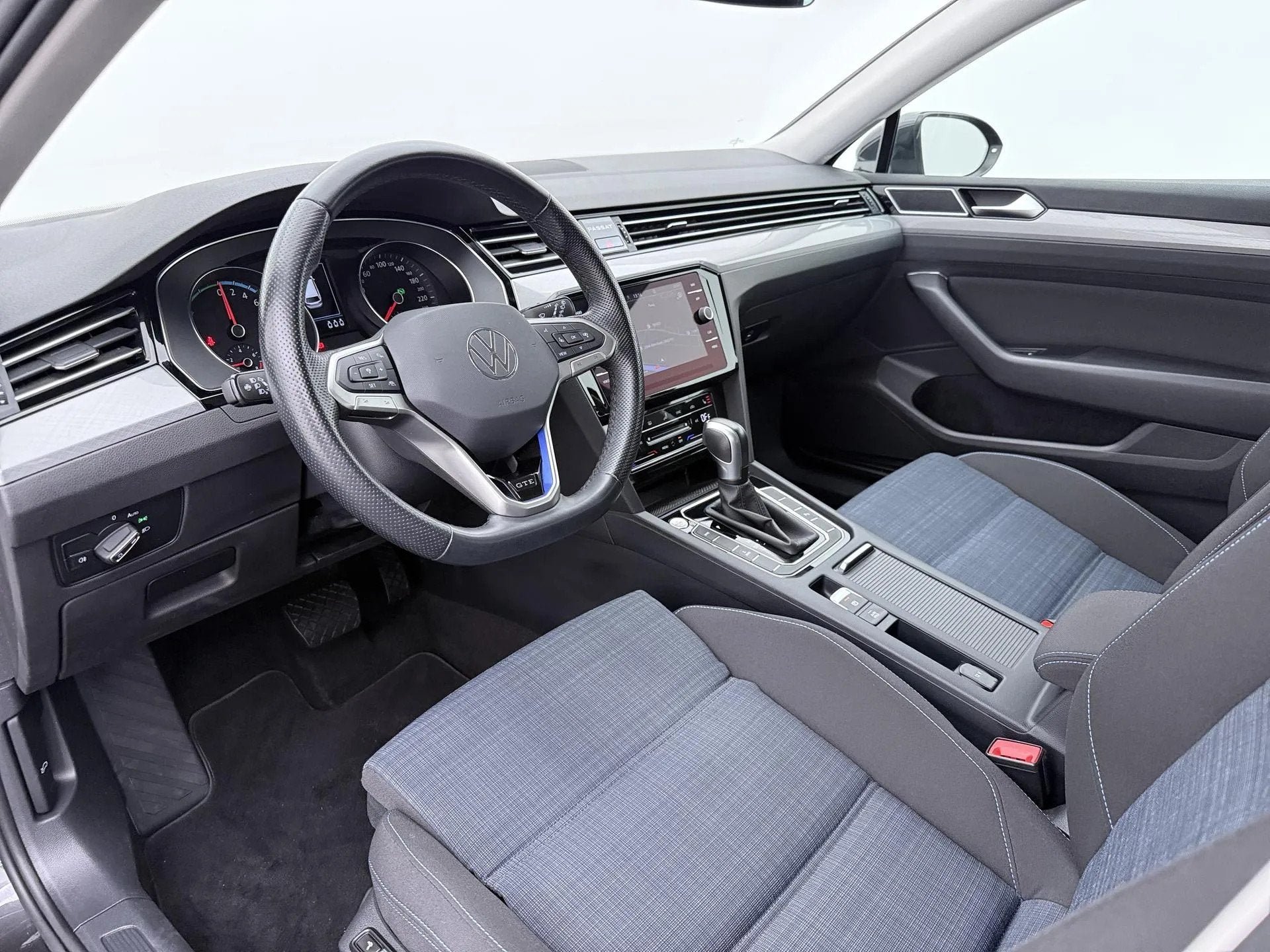 Volkswagen Passat Variant 1.4 TSI PHEV GTE (bj 2022), Gebruikt, 1600 kg, Zilver of Grijs, 750 kg