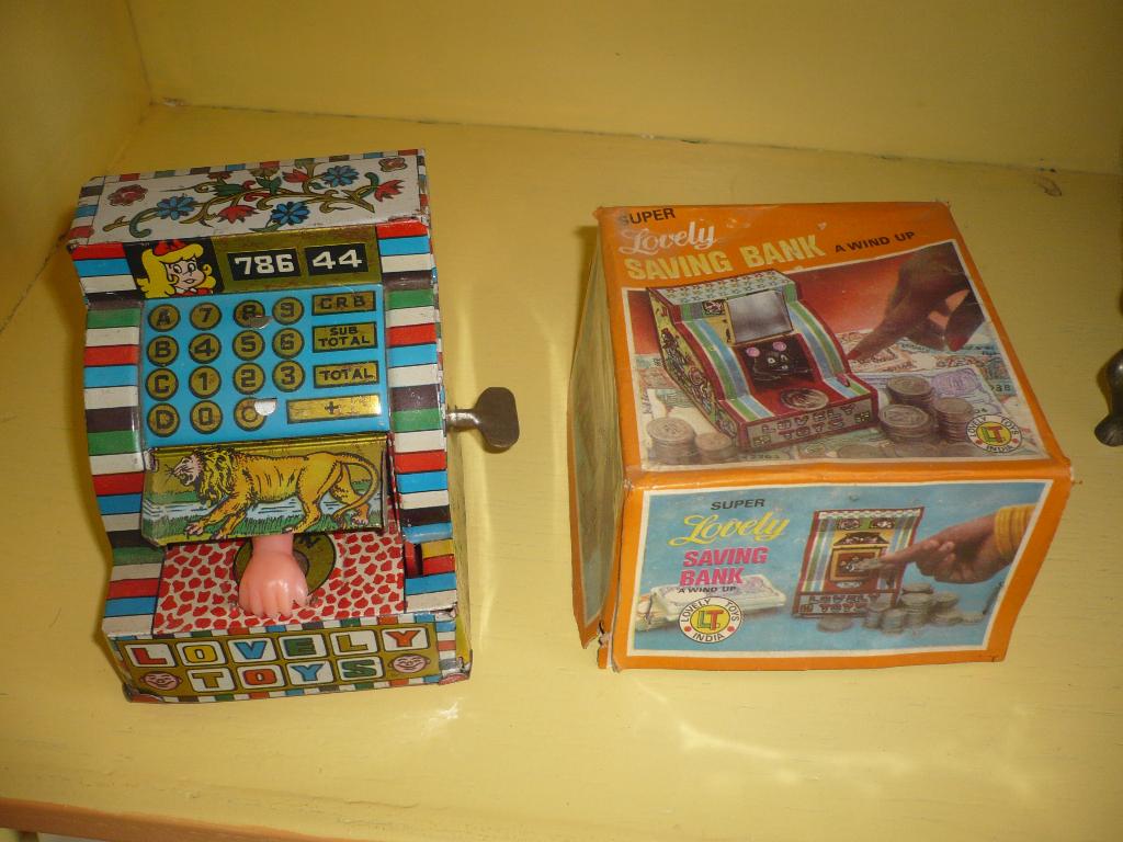 Mie18<>; blikken spaarpot lovely saving bank met doos, Antiek en Kunst, Verzenden