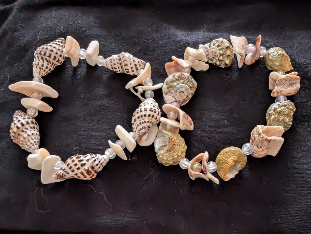 Set van 2 schelpen armbandjes, Sieraden, Tassen en Uiterlijk, Armbanden, Ophalen of Verzenden, Zo goed als nieuw, Overige materialen