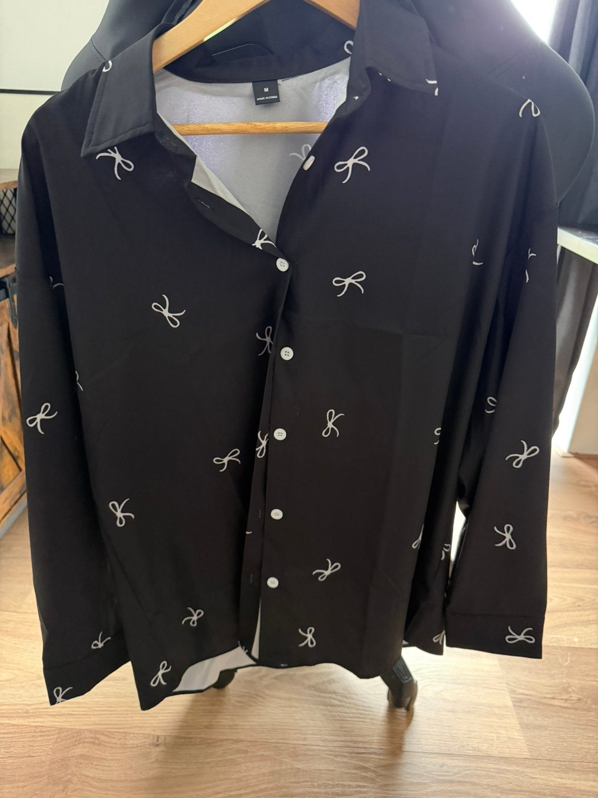 Zwarte blouse met strikjes, Ophalen of Verzenden, Zo goed als nieuw, Zwart