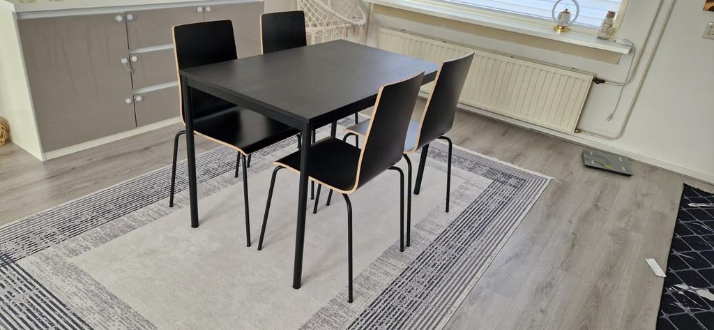 IKEA eettafel met 4 stoelen (67x110 cm) - Zwart, Huis en Inrichting, Complete eetkamers, Ophalen, Zo goed als nieuw, Modern, 4 tot 6 stoelen