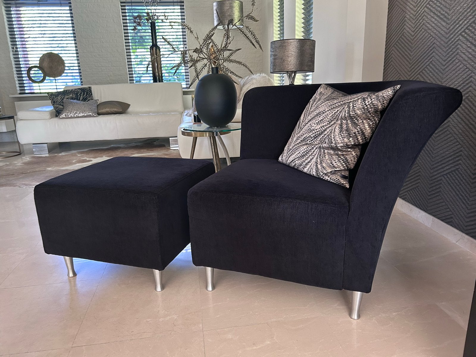 Zwarte Montel fauteuil met hocker - Comfortabel en stijlvol., Ophalen, Zo goed als nieuw, Stof, 75 tot 100 cm