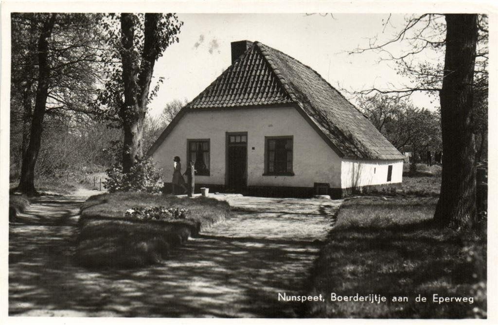 Nunspeet, Boerderijtje aan de Eperweg - 1951 gelopen, Verzamelen, Verzenden, 1940 tot 1960, Gelopen, Gelderland