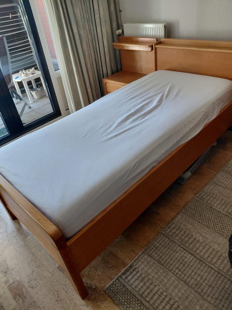 Elektrisch verstelbaar eenpersoonsbed met nachtkastje, Huis en Inrichting, Ophalen, 90 cm, Eenpersoons, Bruin